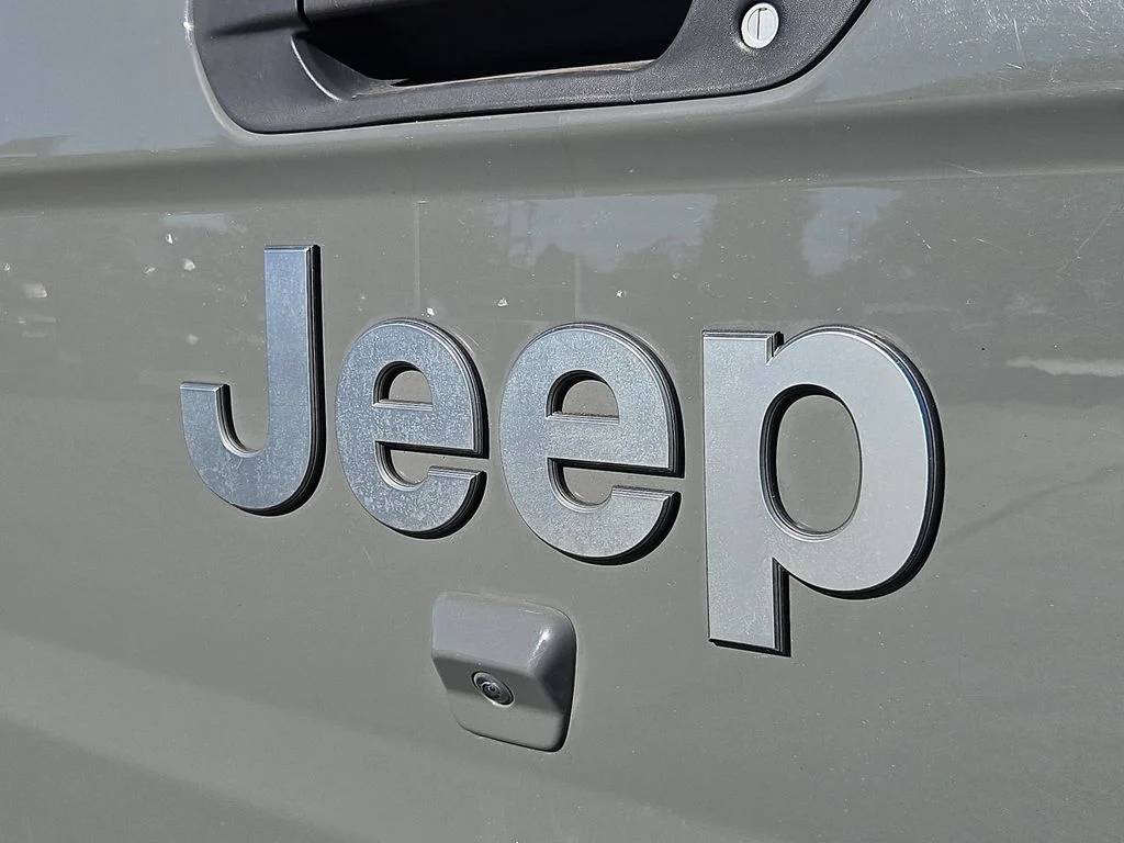 Used 2021 Sting-Gray Clearcoat Jeep Overland image 25
