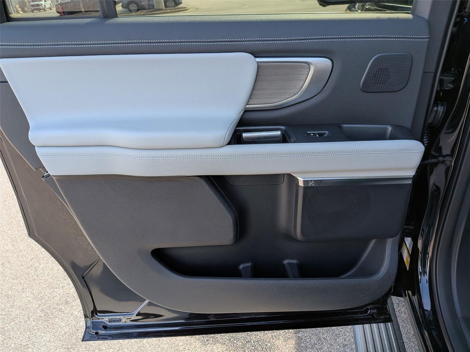 New 2025 Agate Black Metallic Ford Platinum® MAX image 27