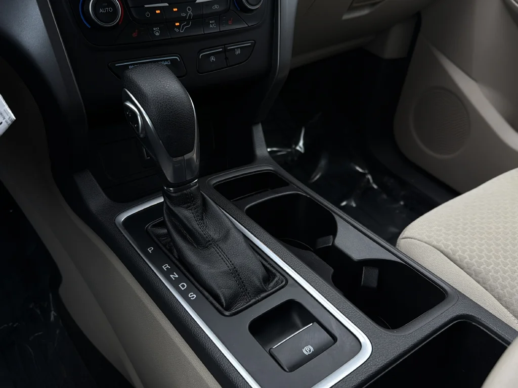 Used 2018 White Gold Metallic Ford SE image 20