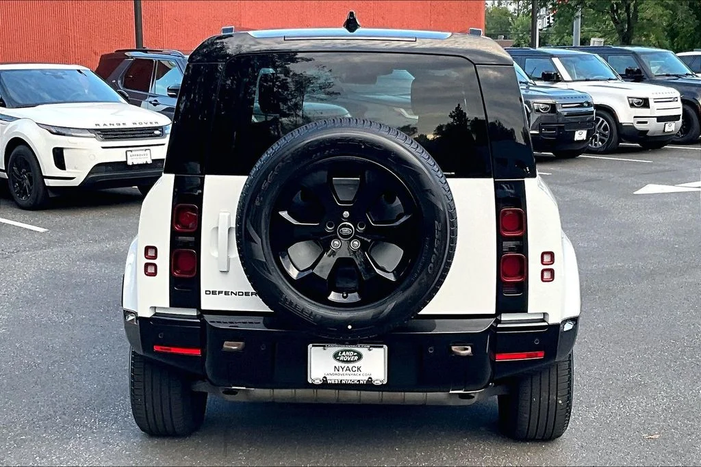 Used 2024 White Land Rover X-Dynamic SE image 4
