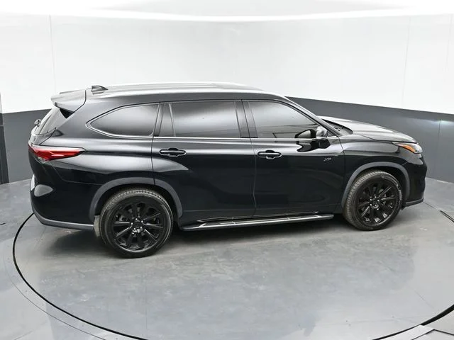 Used 2021 Black Toyota XLE image 31