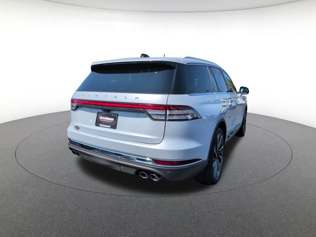Used 2025 White Lincoln Reserve image 6