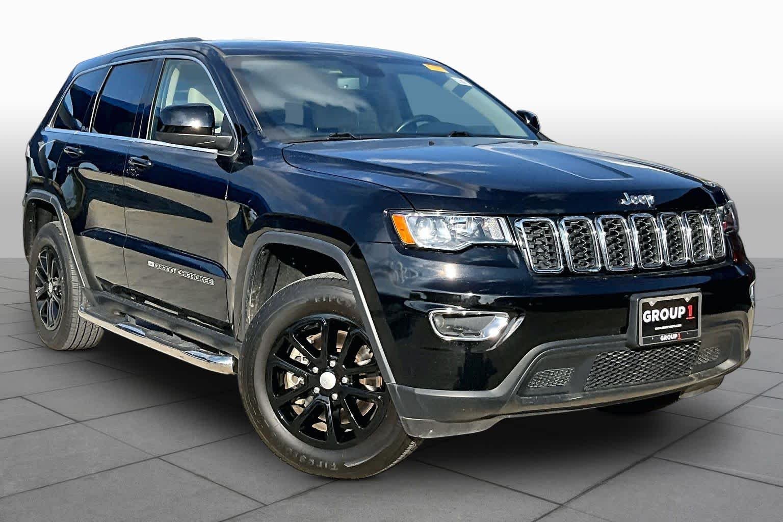 Used 2022 Diamond Black Crystal Pearlcoat Jeep Laredo E image 3
