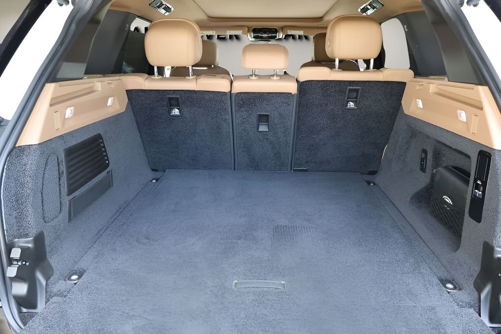 Used 2023 White Land Rover SE image 16