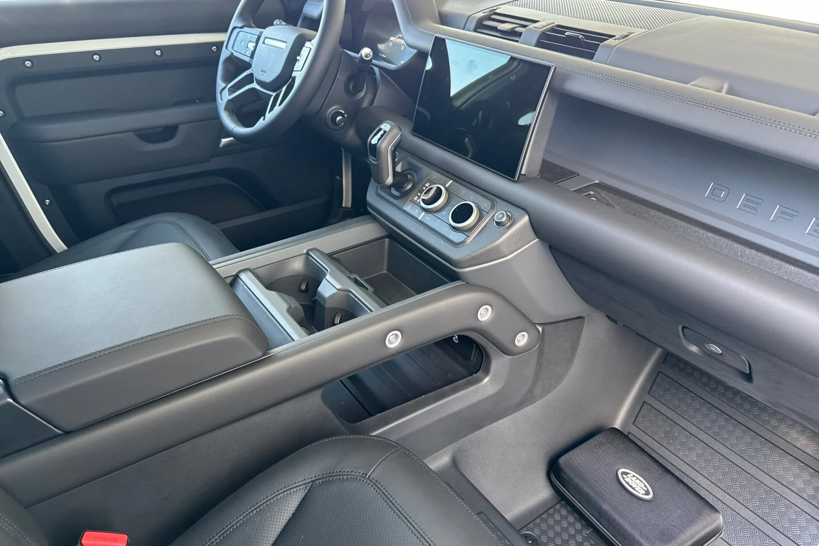 2025 Land Rover Defender X-Dynamic SE - Photo 16