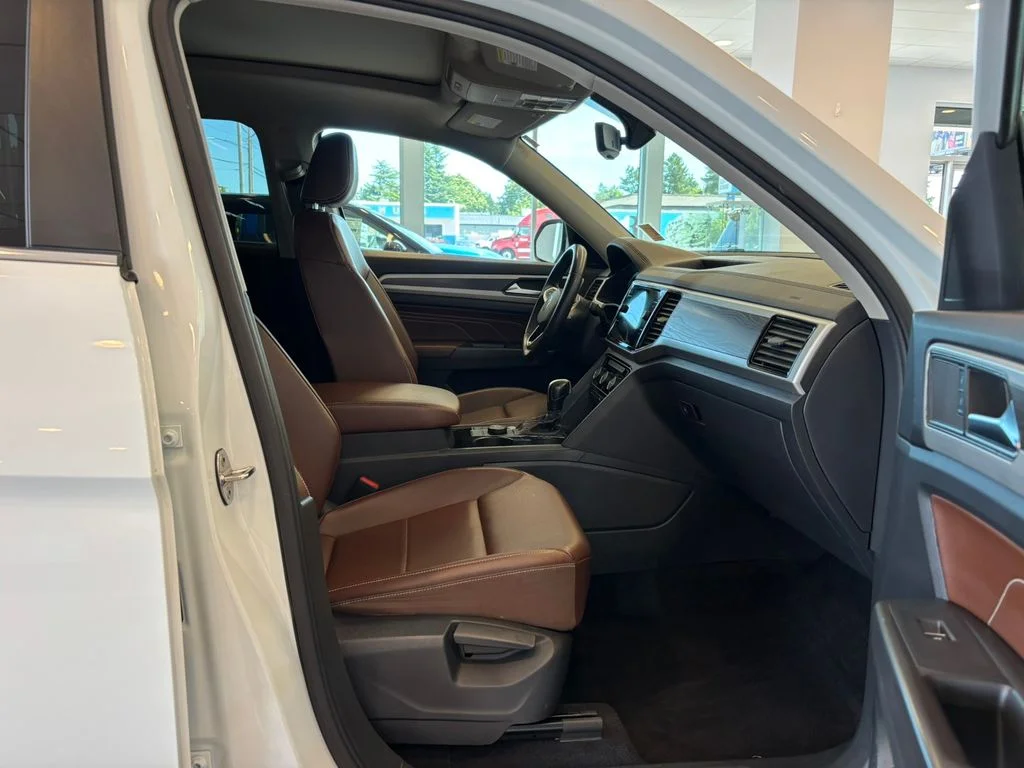 Used 2022 White Volkswagen 3.6L V6 SE w/Technology image 23