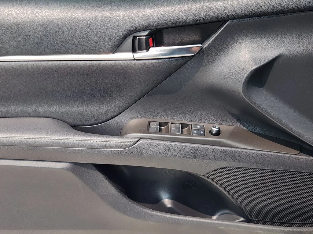 Used 2022 Wind Chill Pearl Toyota XSE image 25