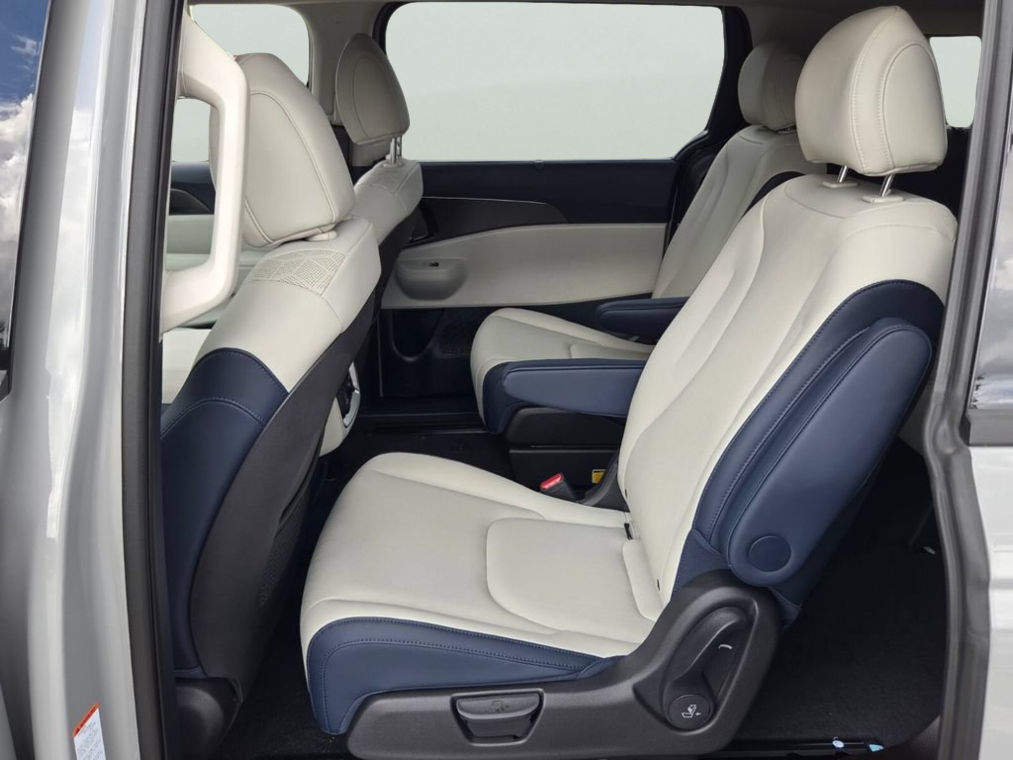 New 2027 Ceramic Silver Kia SX image 10