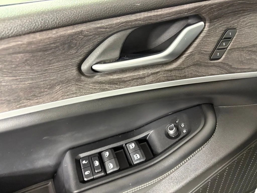 Used 2024 Silver Jeep Limited image 21