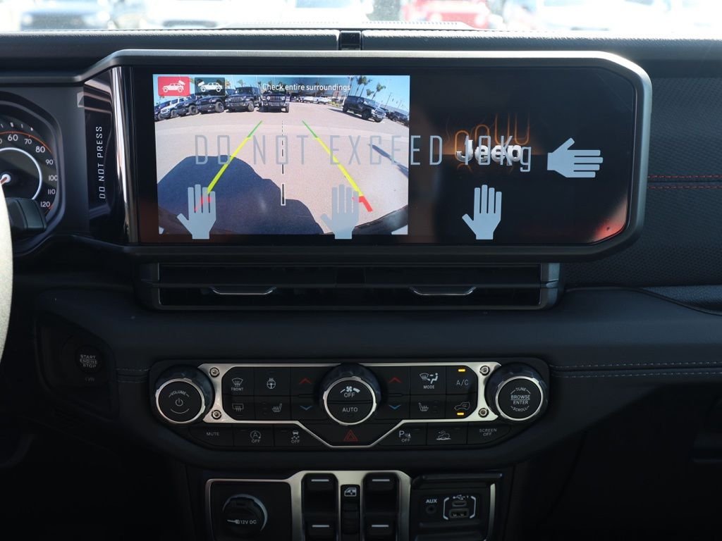 New 2026 Bright White Clear-Coat Exterior Paint Jeep Rubicon image 29