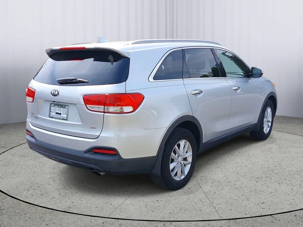 Used 2016 Silver Kia LX image 3