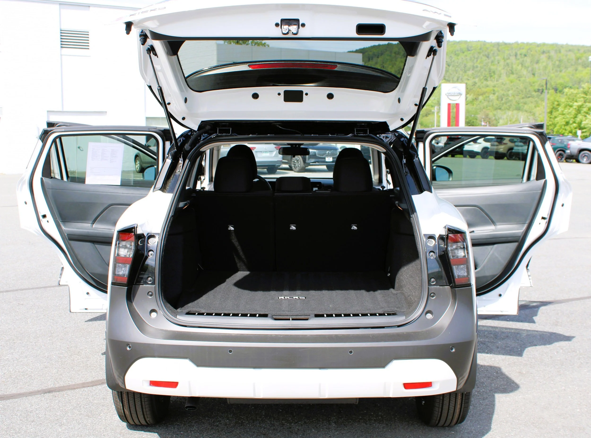 Used 2025 Aspen White Tricoat/Super Black Nissan SV image 15