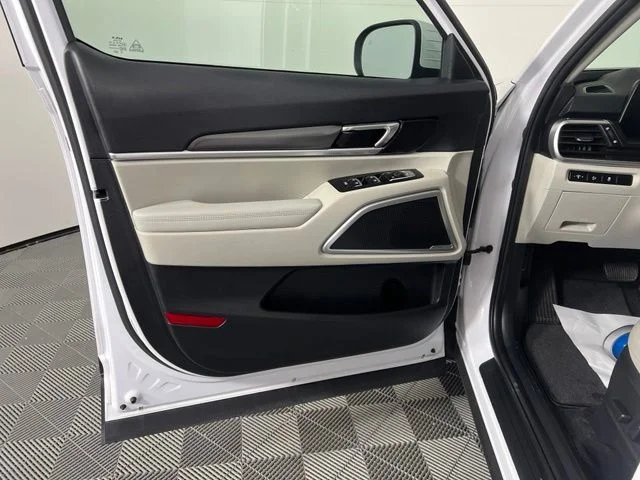 Used 2023 White Kia S image 16