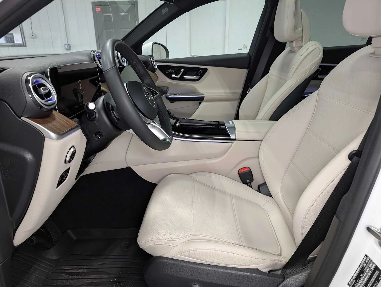 Certified Used 2026 Polar White Mercedes-Benz GLC 300 image 4