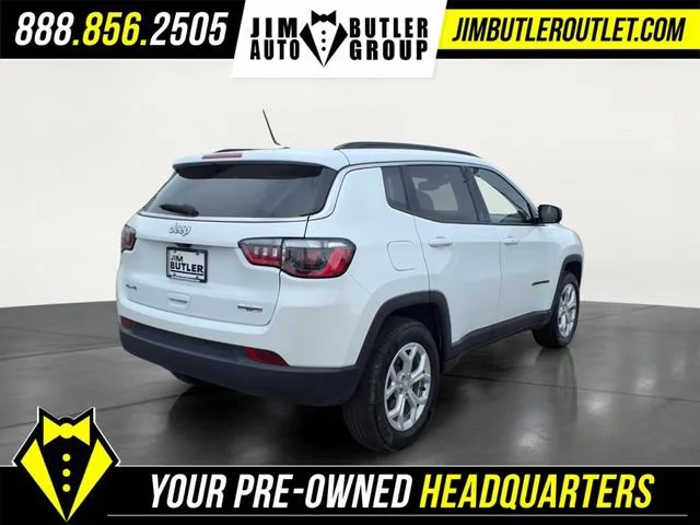 Used 2024  Jeep Latitude image 2