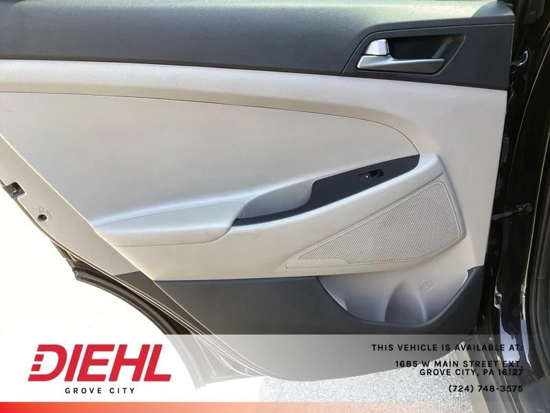 Used 2018 Black Hyundai SE image 11