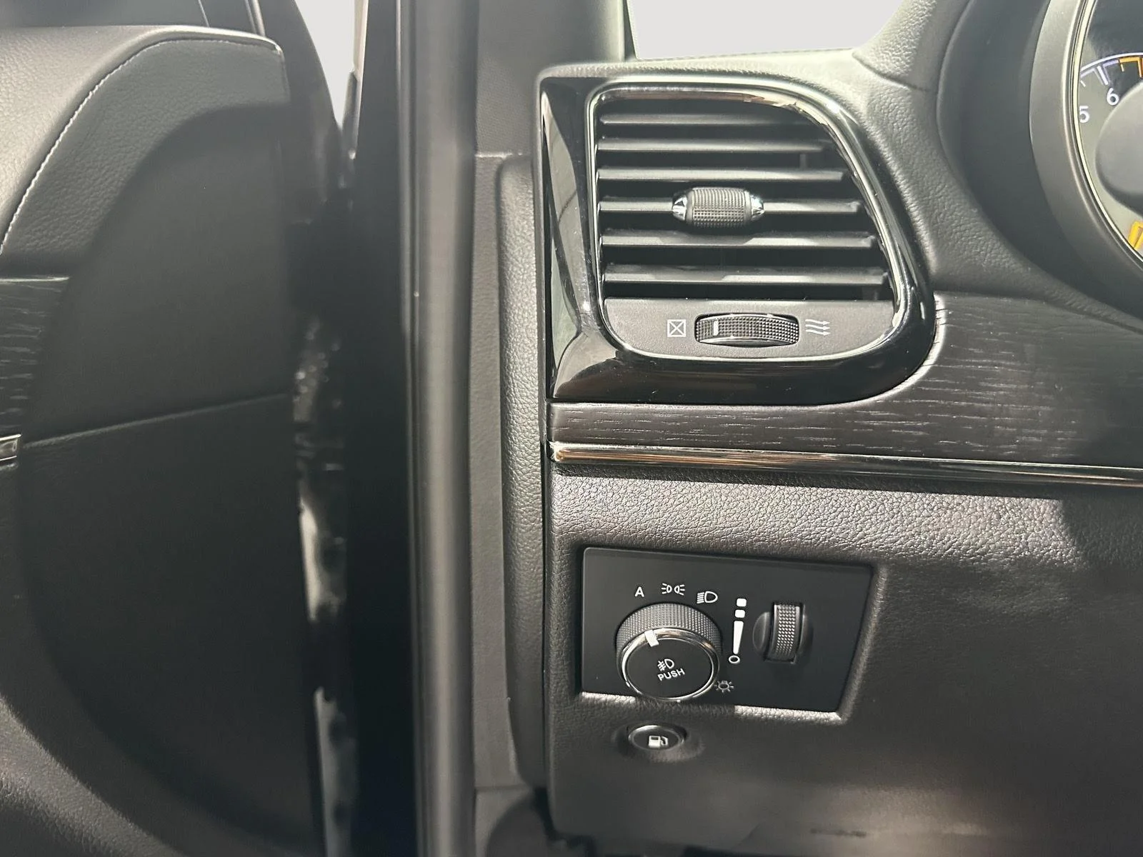 Used 2021 Diamond Black Crystal Pearl Jeep Overland image 16