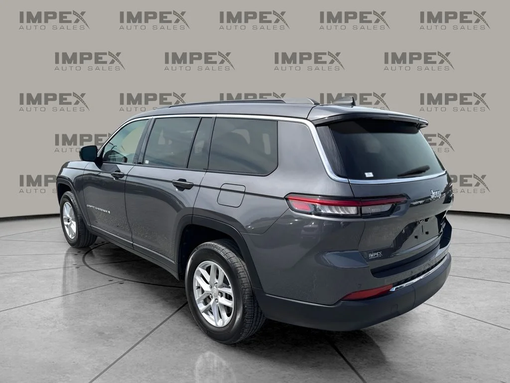 Used 2024 Gray Jeep Laredo X image 3