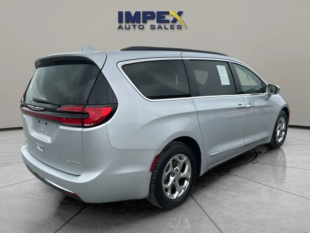 Used 2022 Silver Chrysler Limited image 5