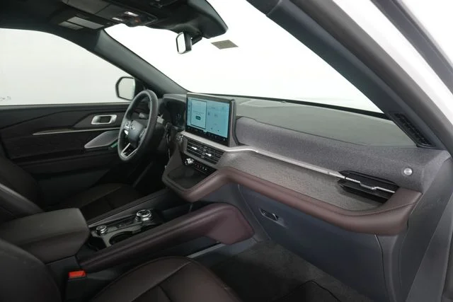 New 2027 Star White Metallic Tri-Coat Ford Platinum™ image 34