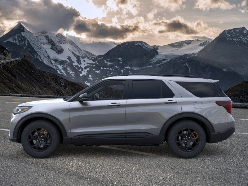 New 2026 Carbonized Gray Metallic Ford Tremor image 3
