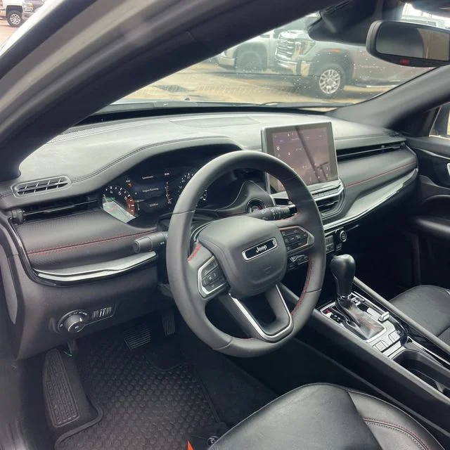 Used 2025 Silver Zynith Metallic Clearcoat Jeep Trailhawk image 14