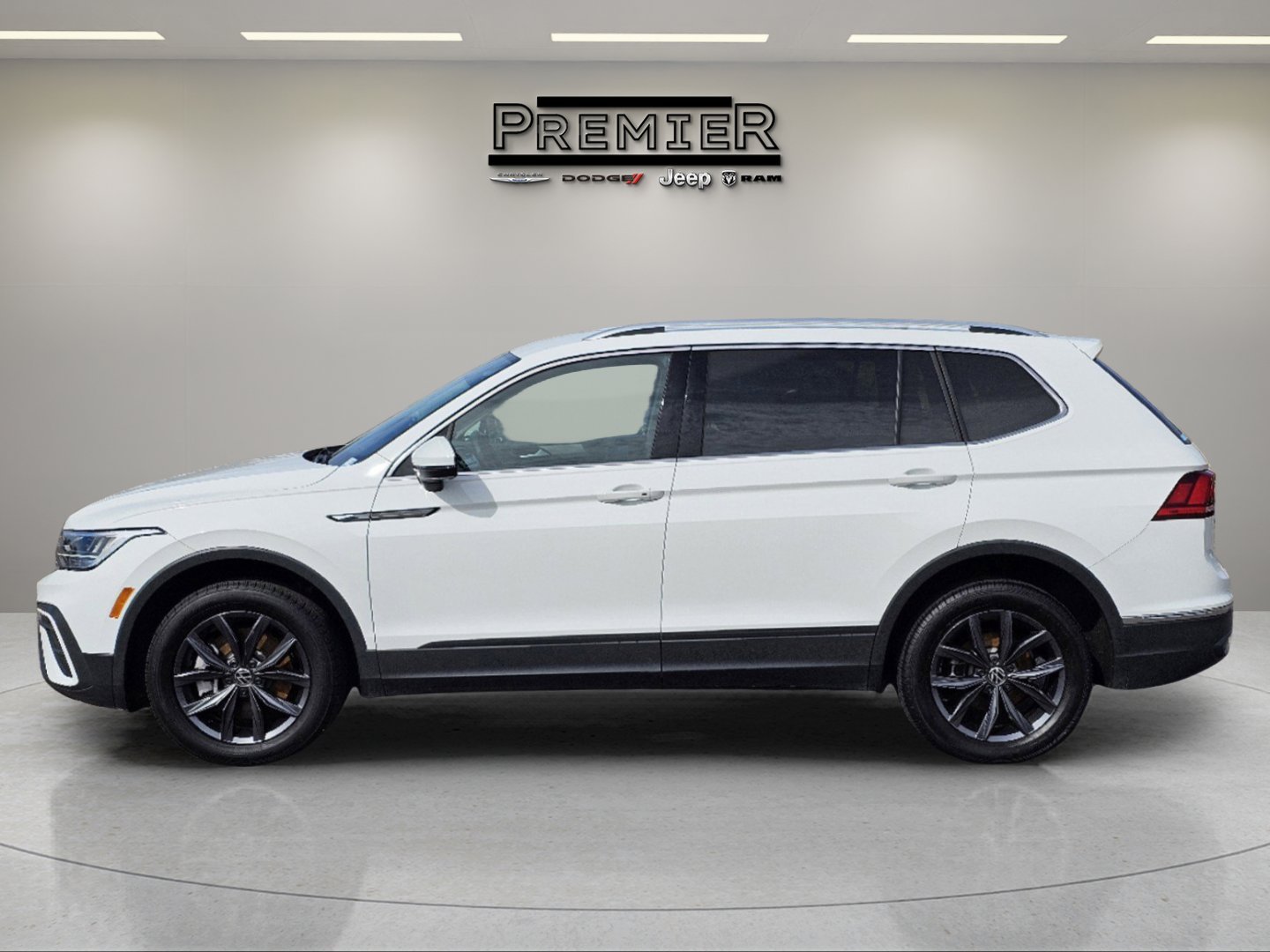 Used 2024 Pure White Volkswagen SE image 10