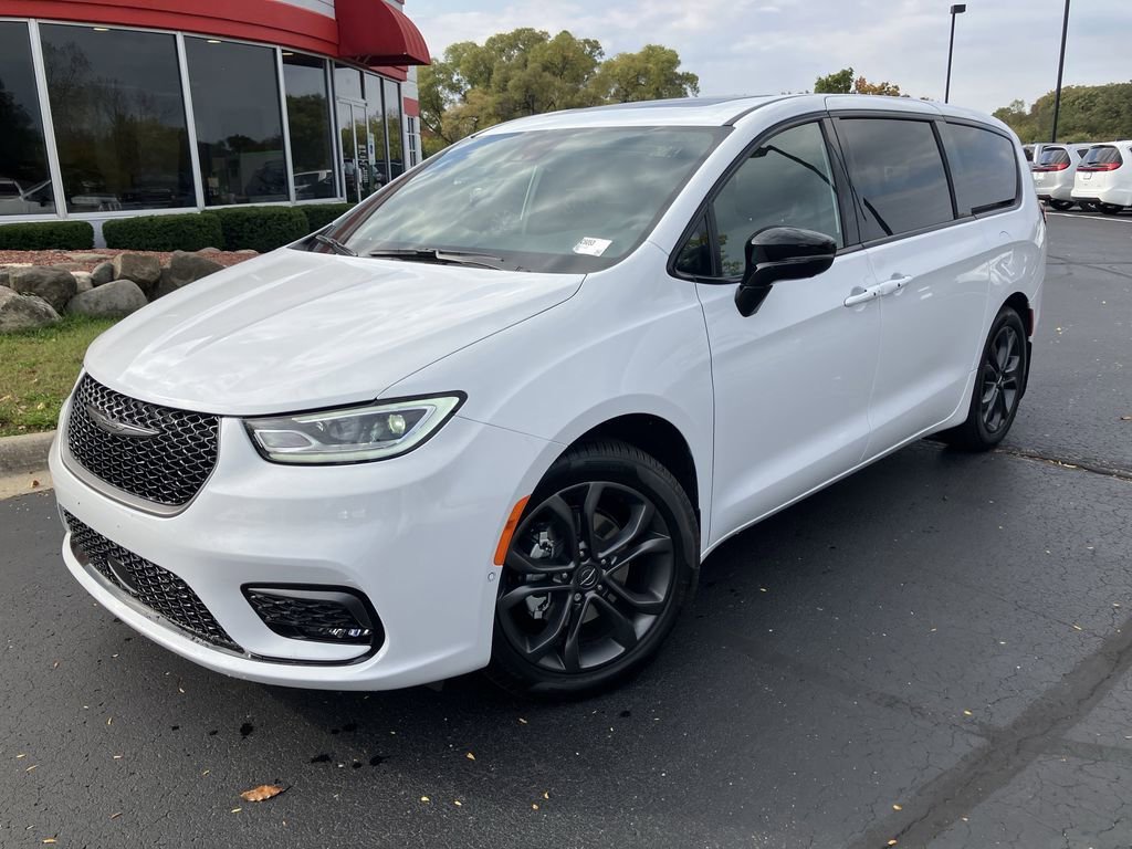 2026 Chrysler Pacifica Select - Photo 12