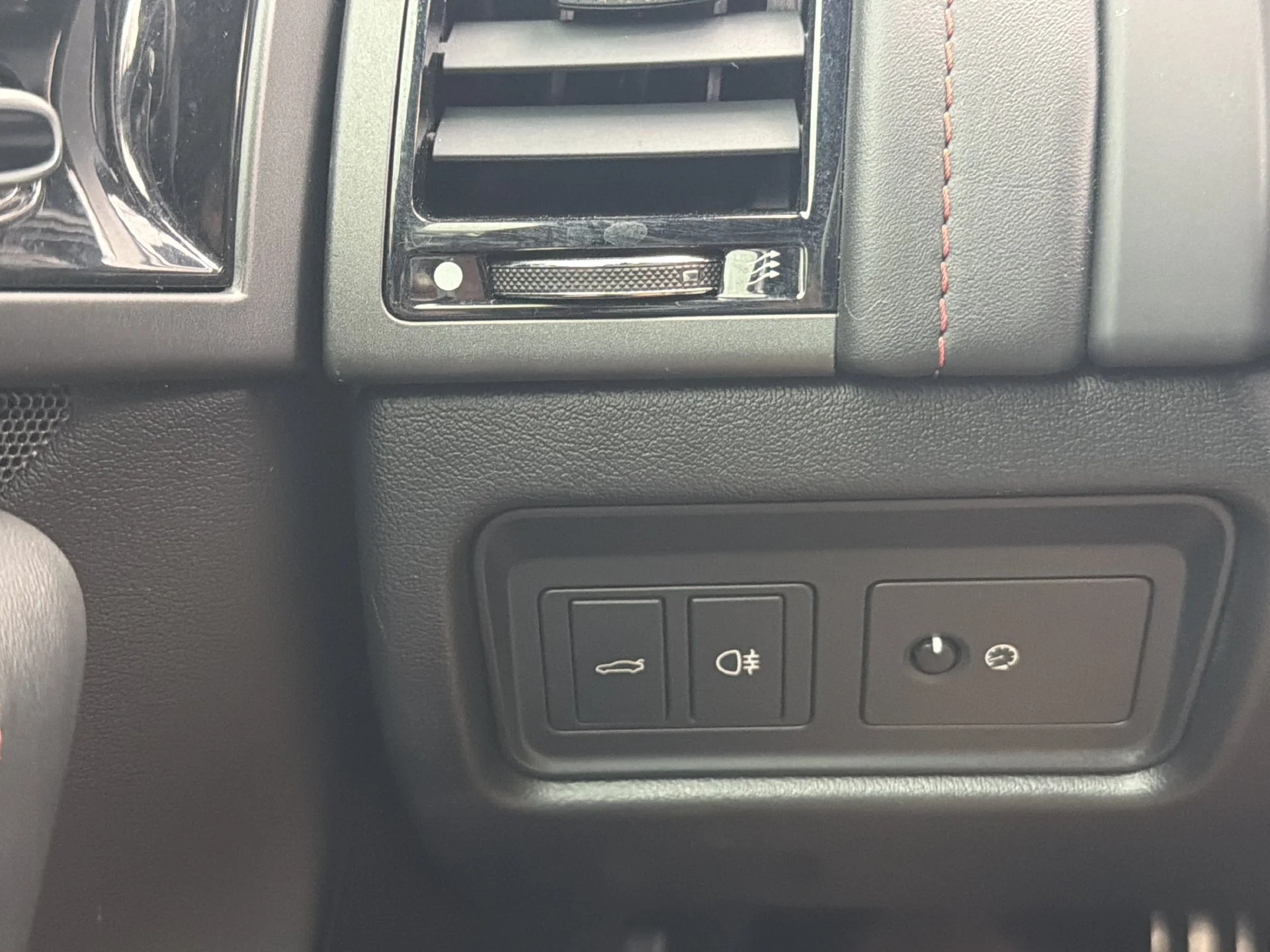 Used 2016  Jaguar R image 26