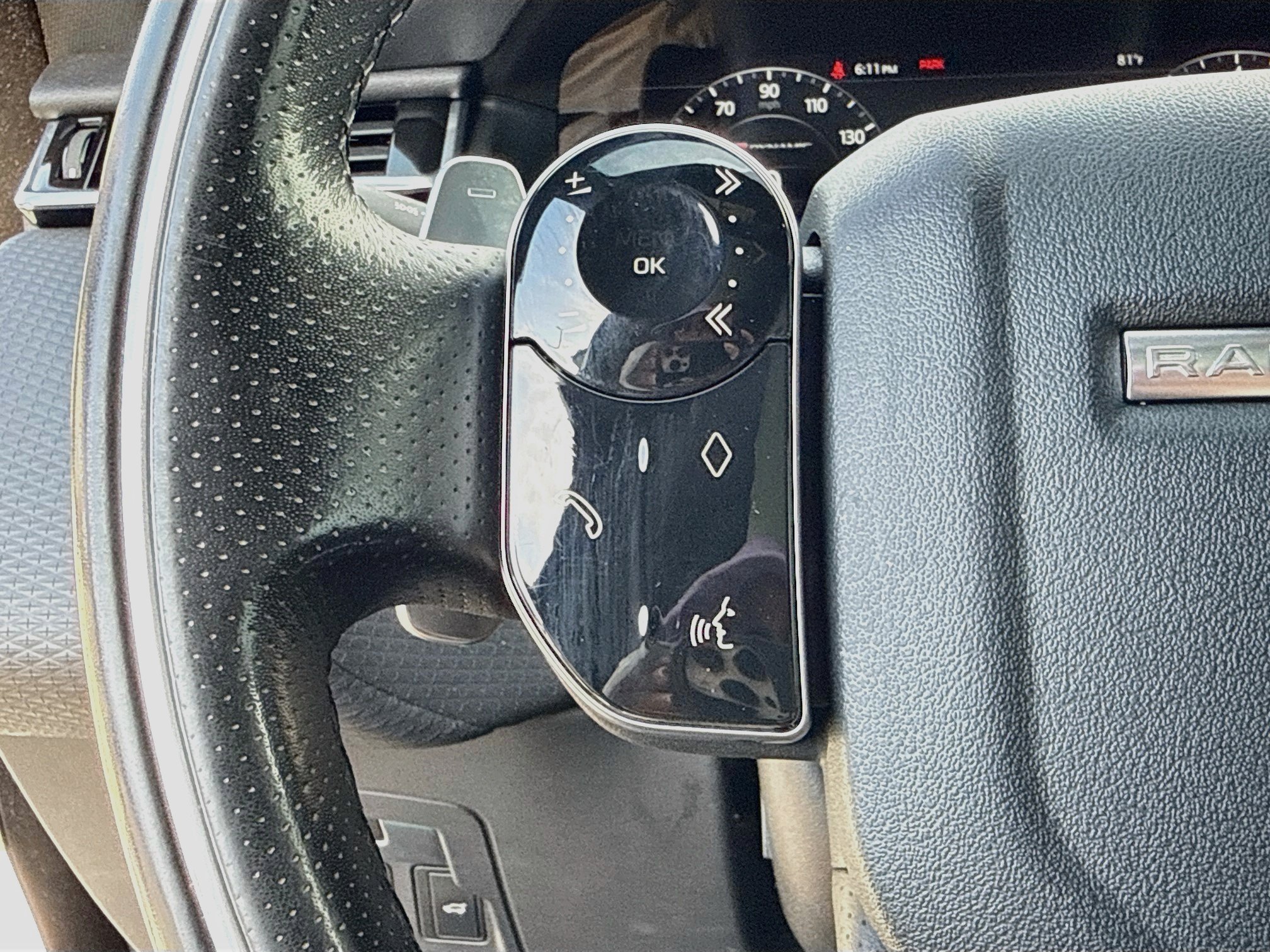 Used 2019 White Land Rover R-Dynamic SE image 36