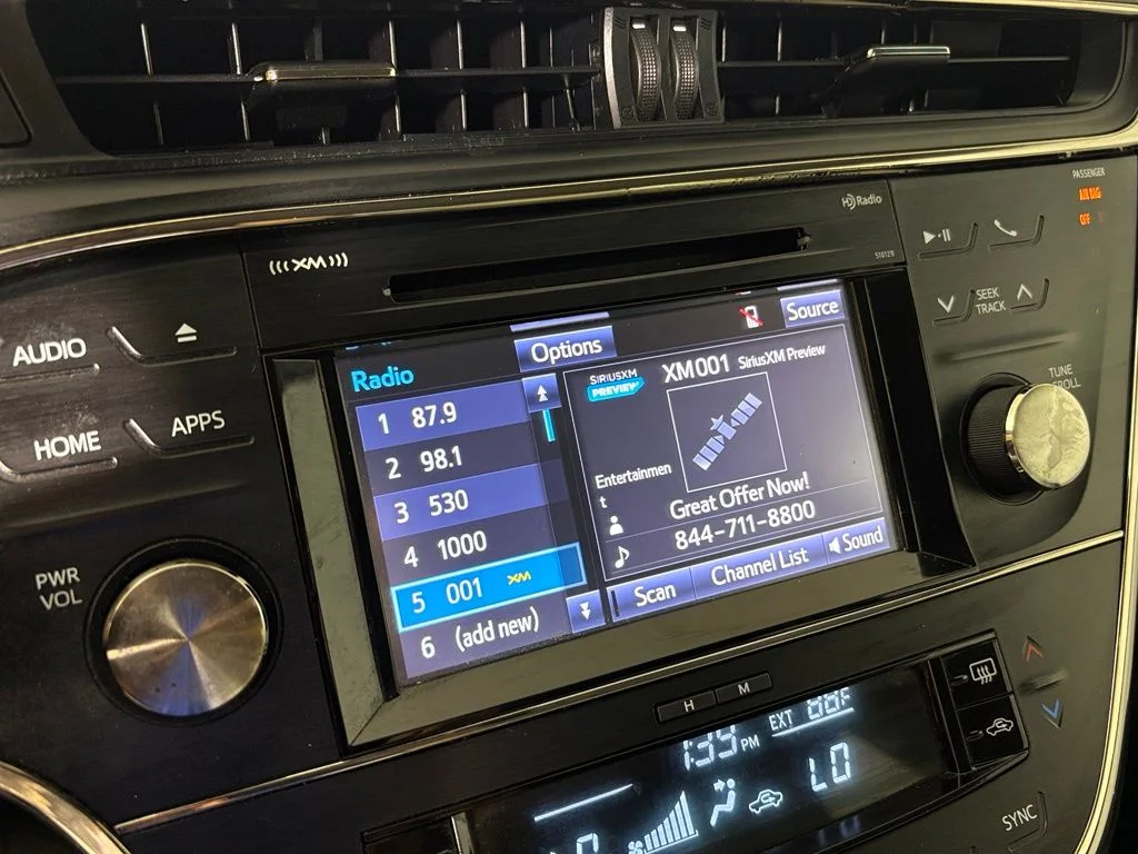 Used 2018 Silver Toyota XLE image 24
