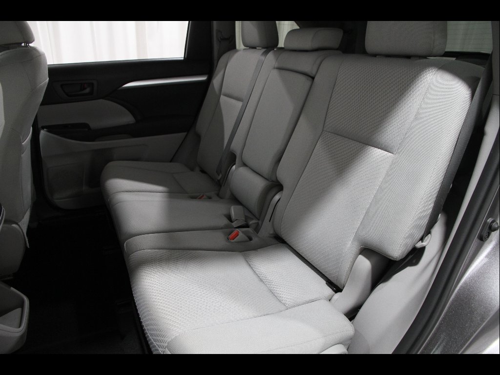 2019 Toyota Highlander LE - Photo 17