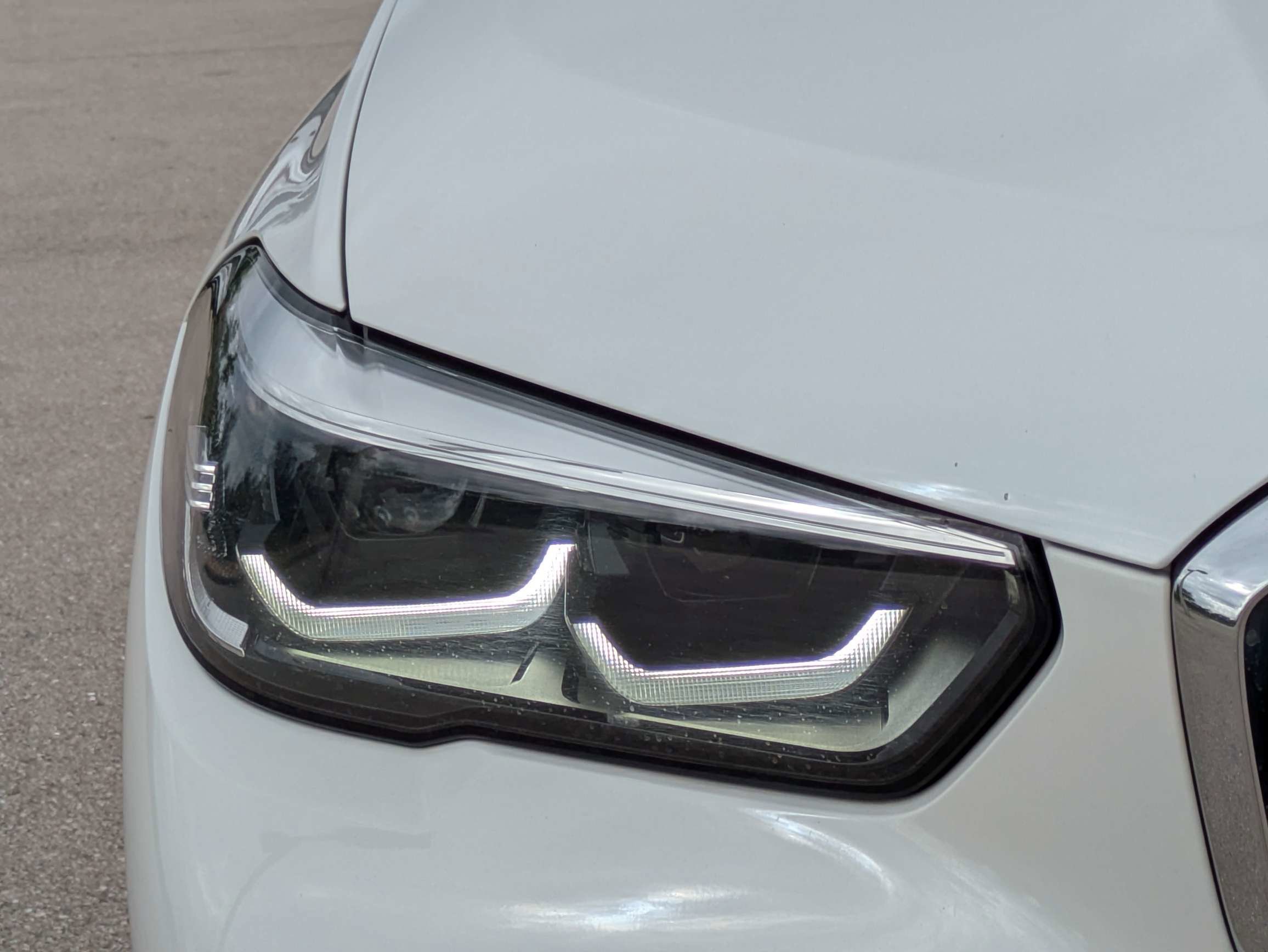 Used 2023 Mineral White Metallic BMW xDrive40i image 10