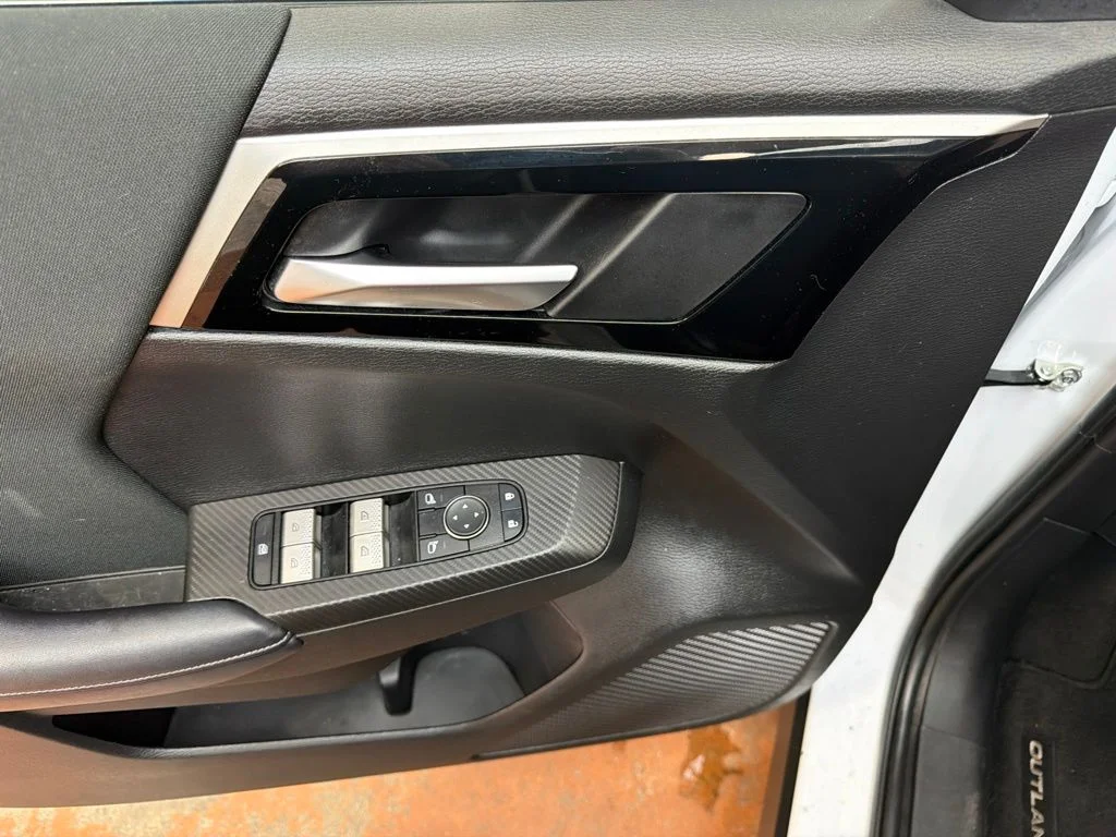Used 2023 White Mitsubishi ES image 19