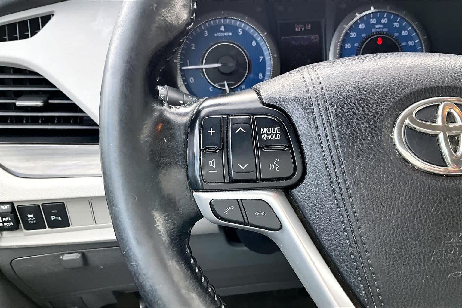 Used 2018 Midnight Black Metallic Toyota XLE image 21