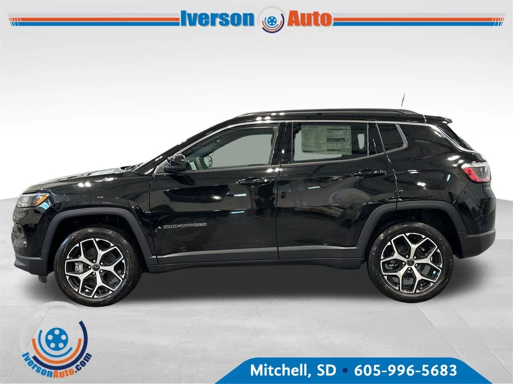 New 2026 Diamond Black Crystal Pearl-Coat Exterior Paint Jeep Limited image 4