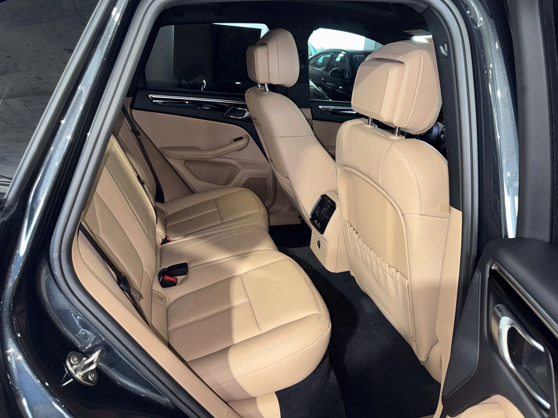 Used 2025  Porsche T image 12