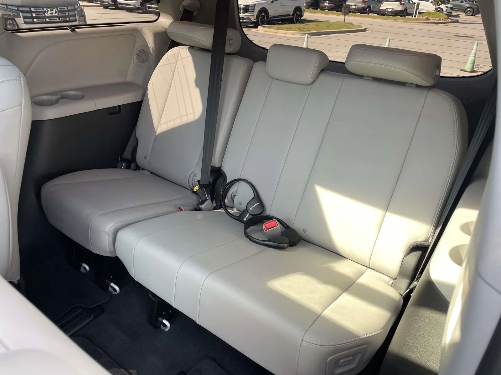 Used 2019 Blizzard Pearl Toyota Limited Premium image 3