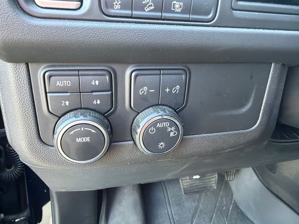 Used 2022 Black Chevrolet Z71 image 12