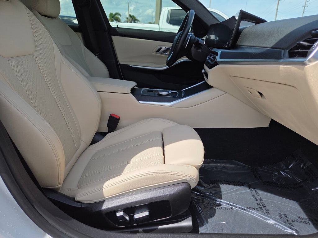 2023 BMW 3 Series 330e - Photo 15