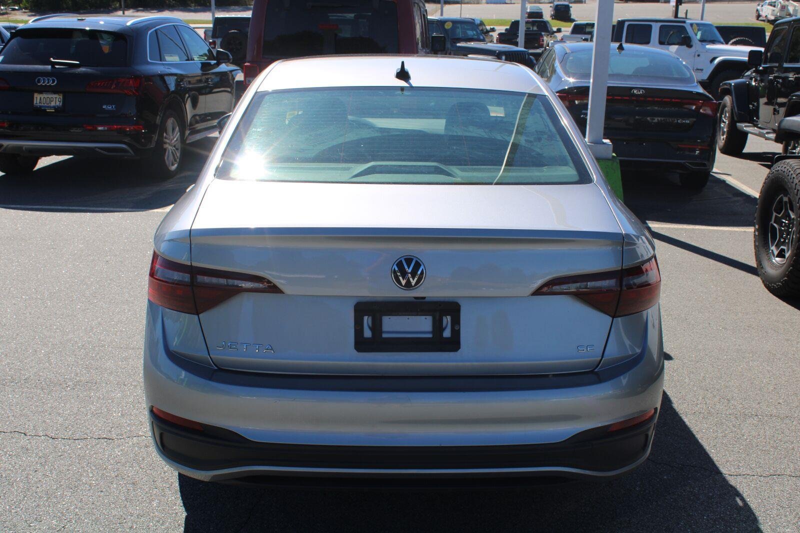 Used 2024  Volkswagen SE image 6