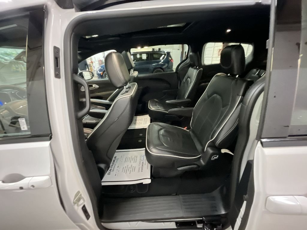 Used 2025 White Chrysler Limited image 23