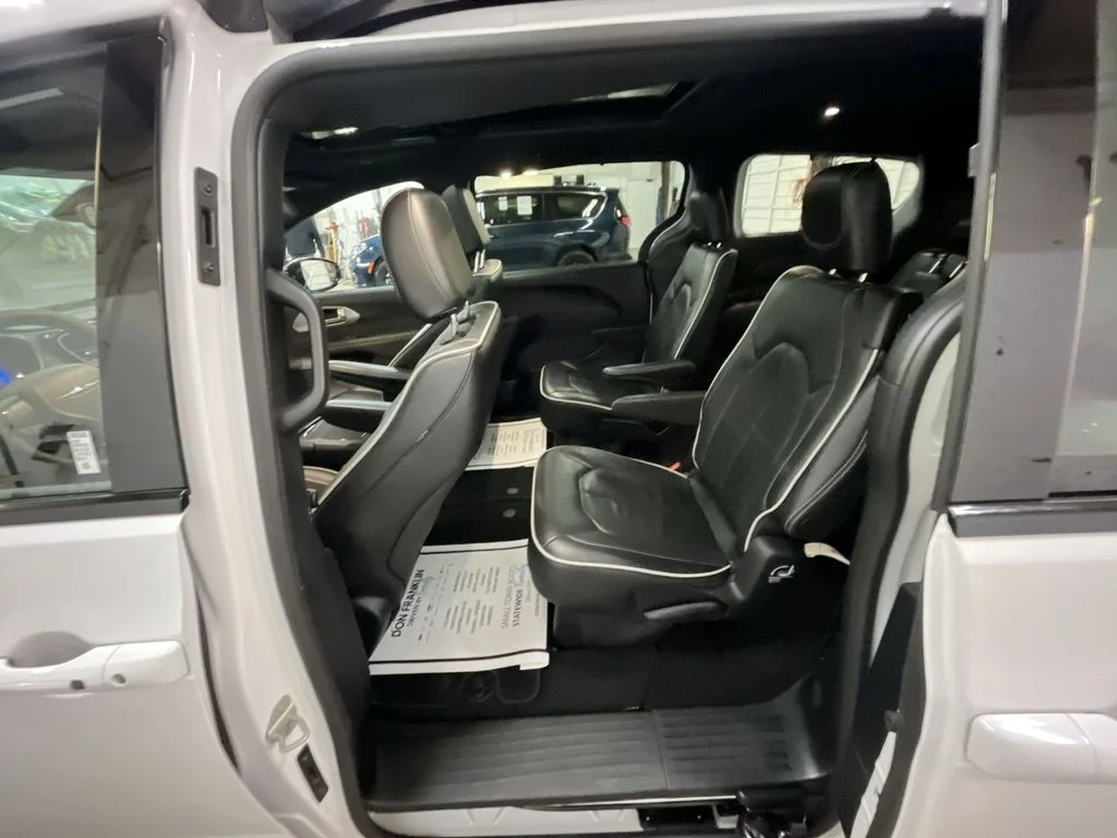 Used 2025 White Chrysler Limited image 23