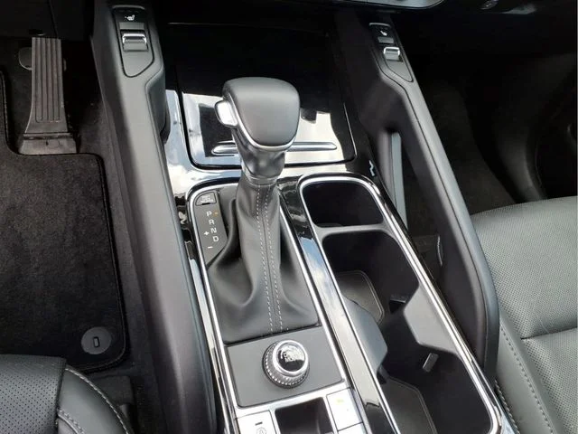Used 2025 White Kia S image 29