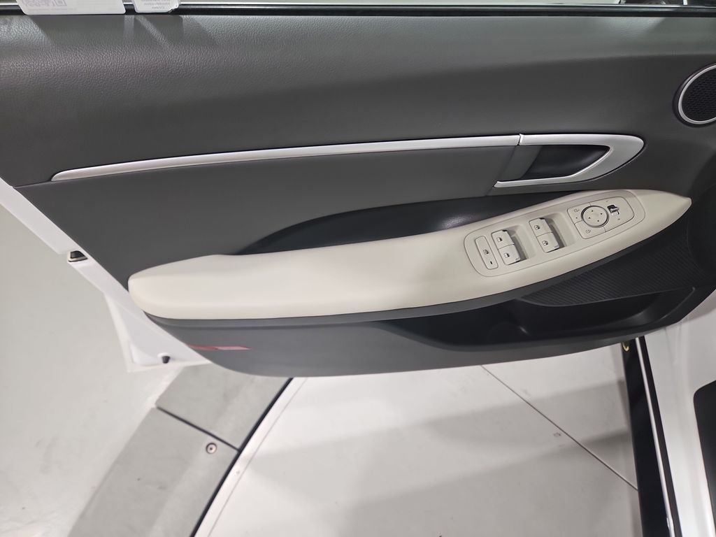 Used 2025 White Hyundai SEL image 12