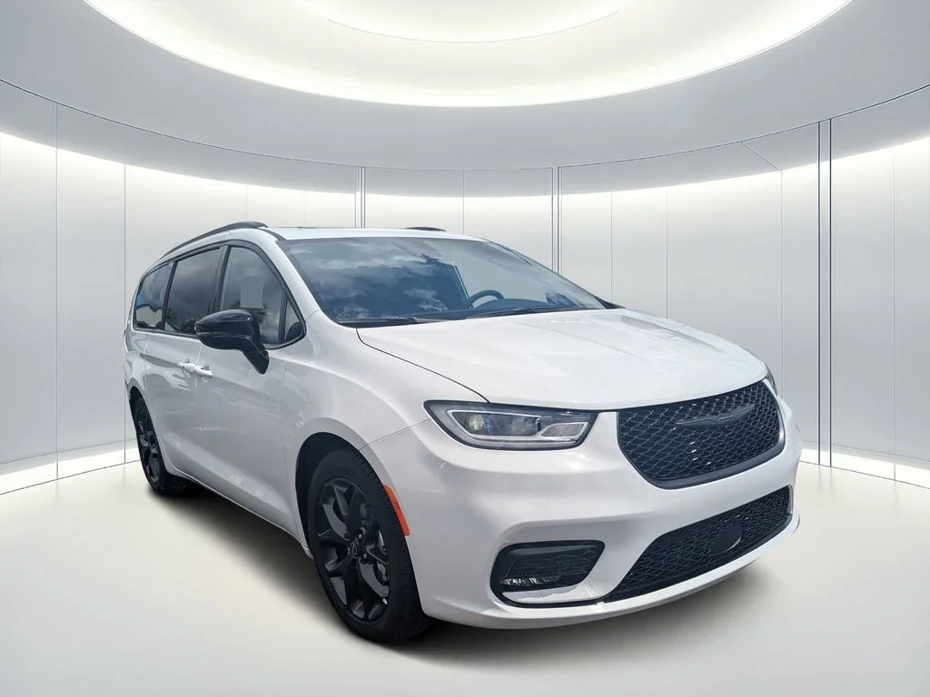 2026 Chrysler Pacifica Limited's photo