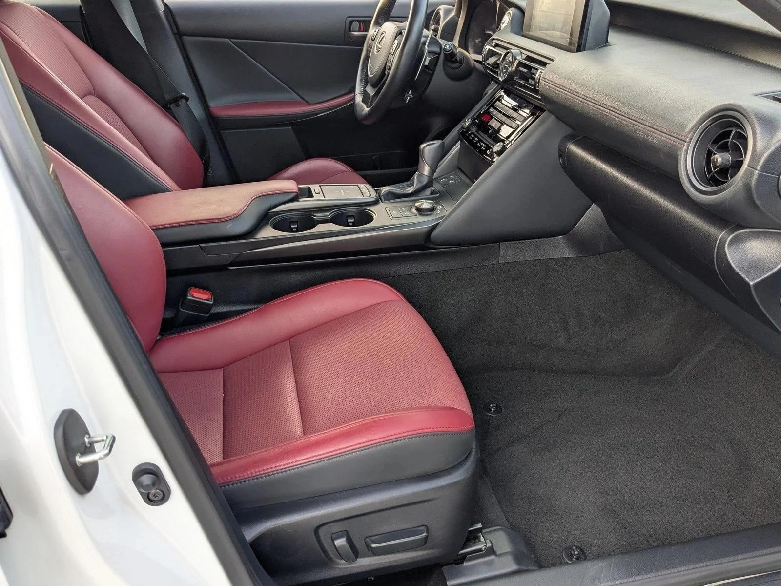 2024 Lexus IS 300 - Photo 22