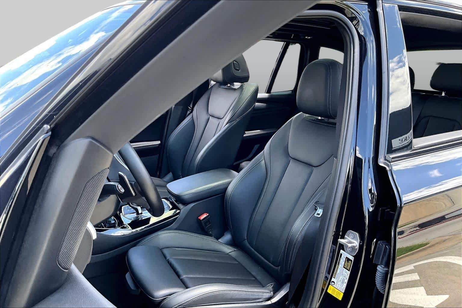 Used 2023 Black Sapphire Metallic BMW sDrive30i image 7