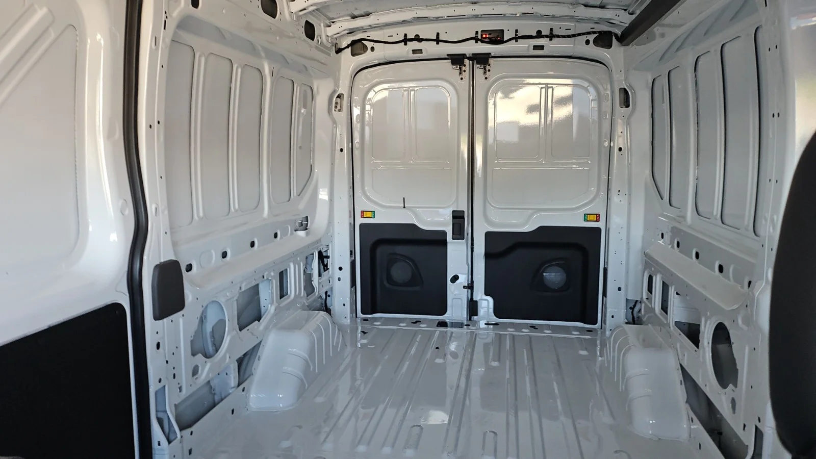 New 2026 Oxford White Ford 250 XL Medium Roof image 8