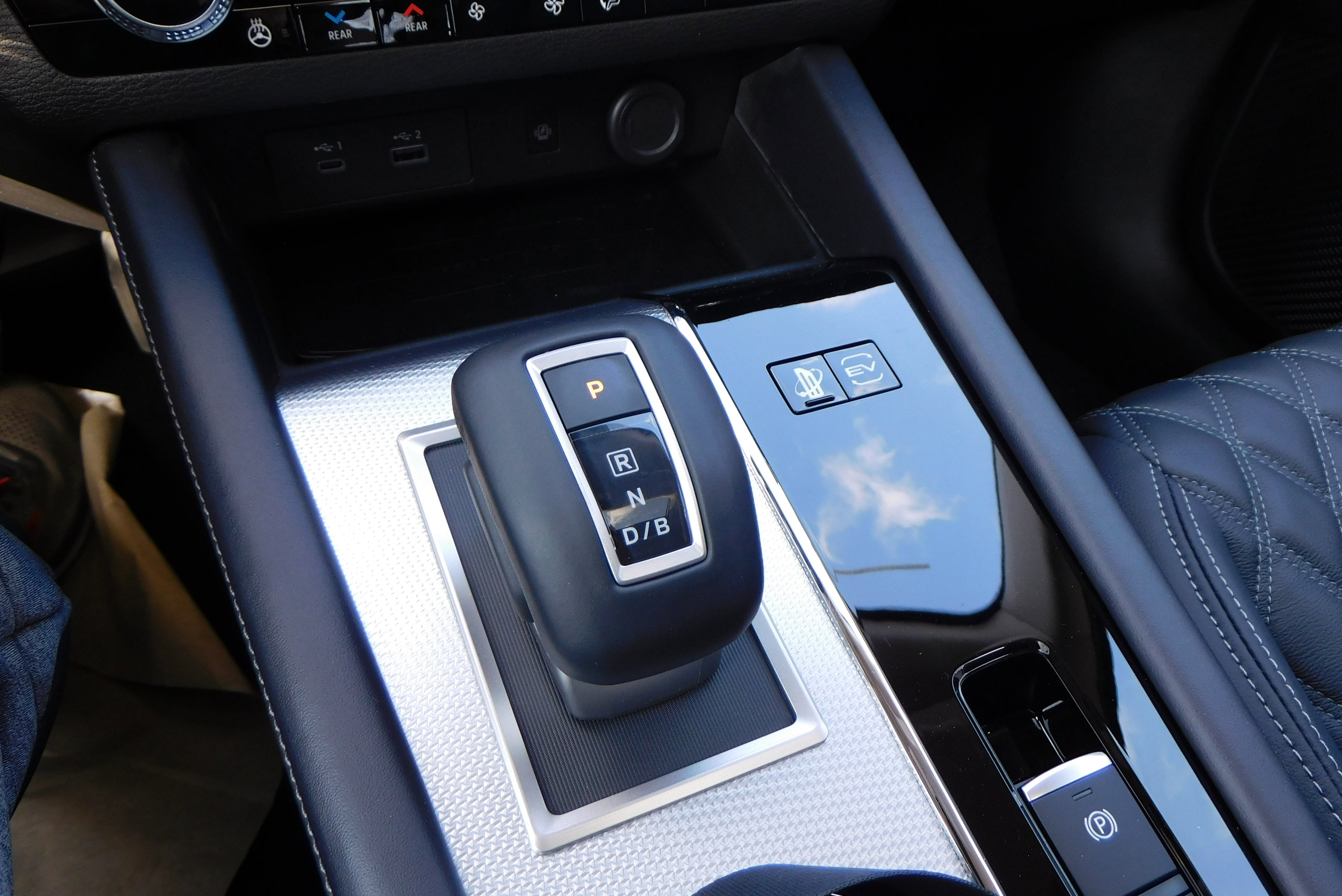 Used 2025 WHITE DIMD Mitsubishi SEL Platinum Edition image 27